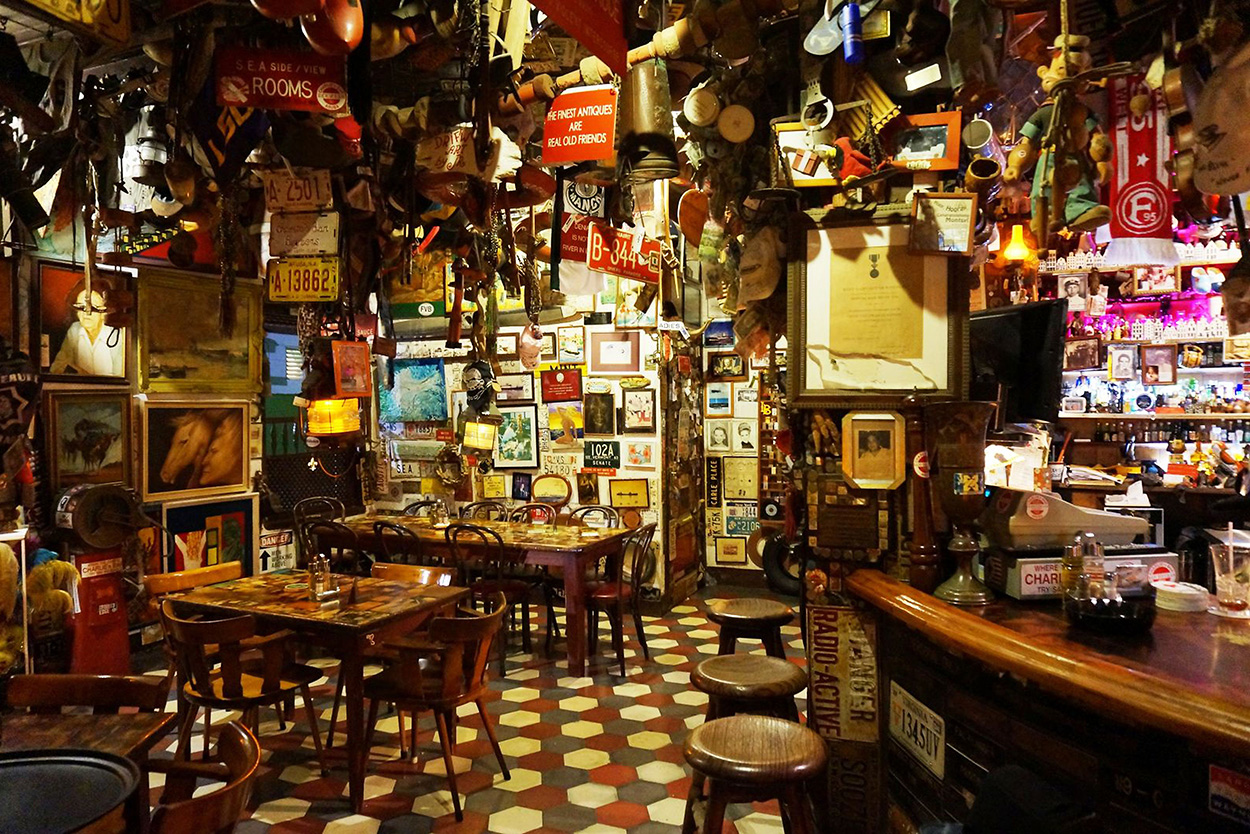 Charlies Bar